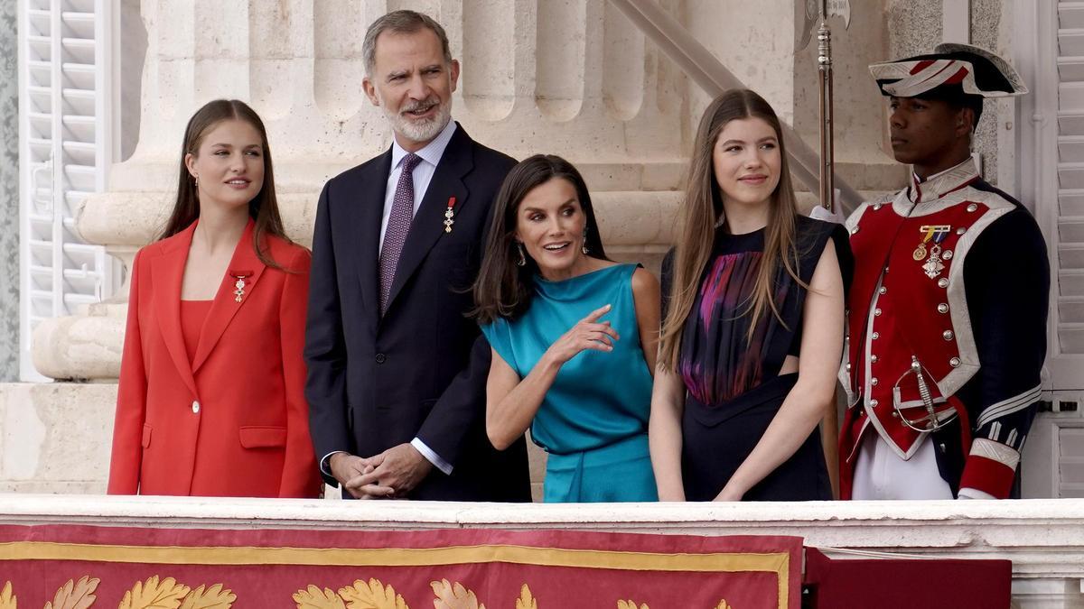 Felipe VI, en los actos del X Aniversario de su proclamación como rey, acompañado de la Reina Letizia, la Princesa Leonor y la Infanta Sofía.
