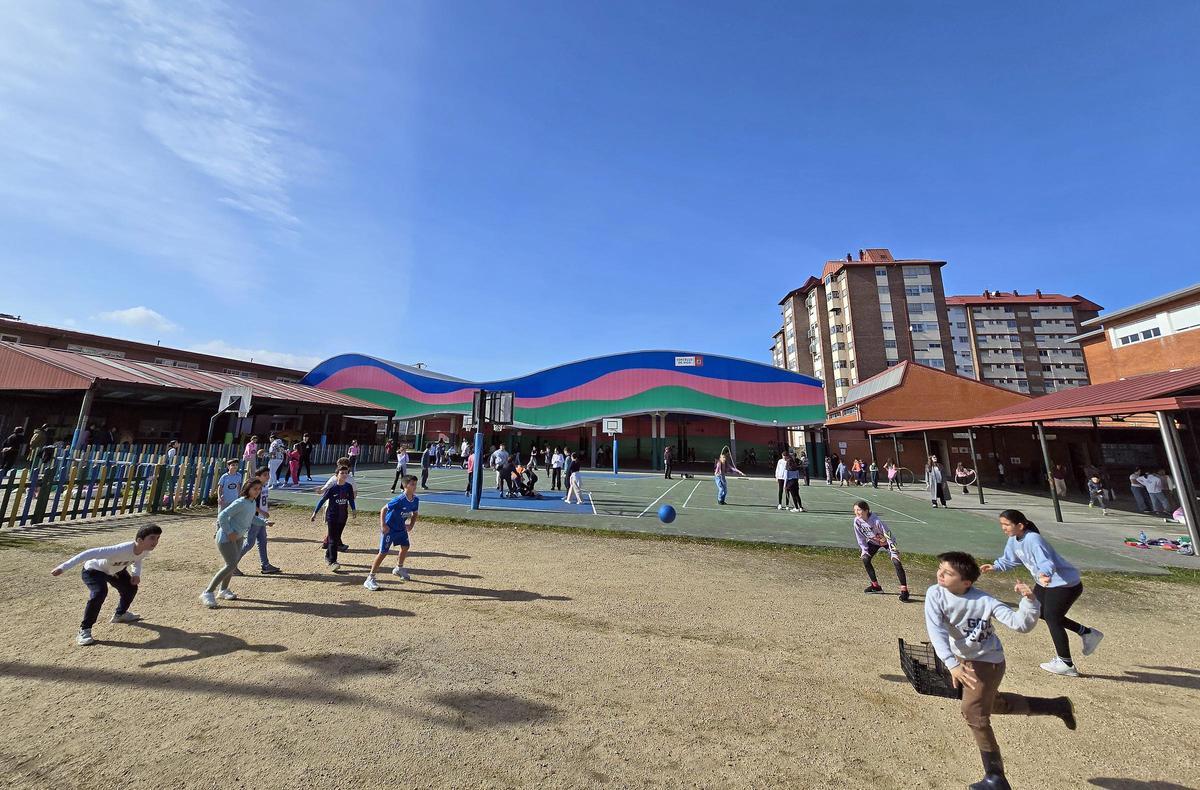 Alumnos jugando al brilé.