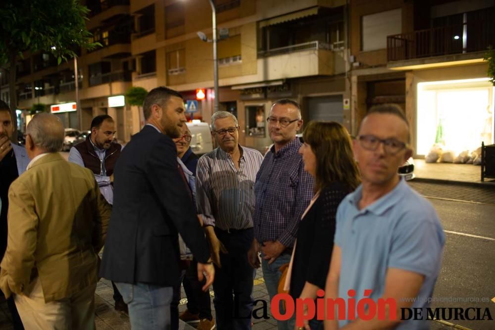 Pegada de carteles en Caravaca