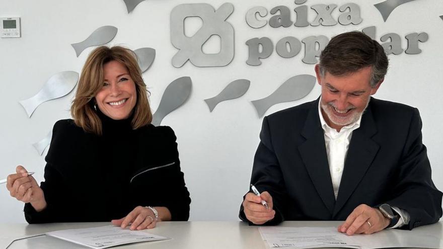 Rosendo Ortí i Susana Lloret en la firma de col·laboració. | CAIXA POPULAR