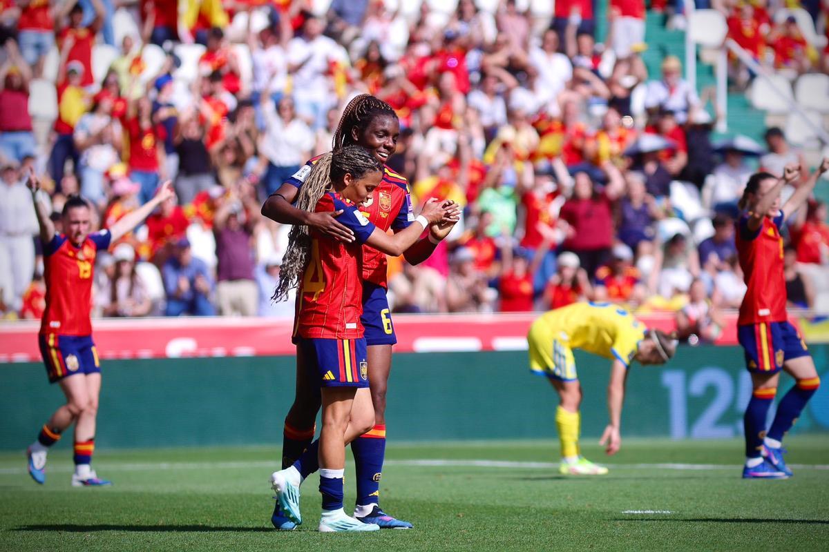 Edna felicita a Vicky López por su gol a Ucrania, este sábado, en El Arcángel.