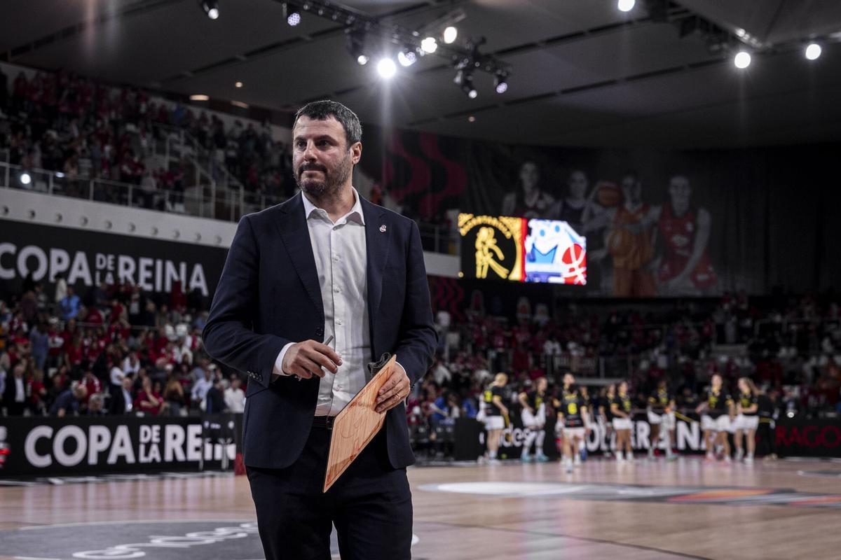 Carlos Cantero, con la pizarra durante las semifinales de Copa.