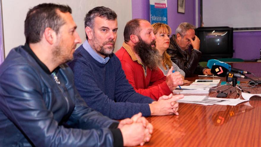 El líder de la acampada de A Praza do Rei, Juan Miguel Carollo, en rueda de prensa. // P. Fariña