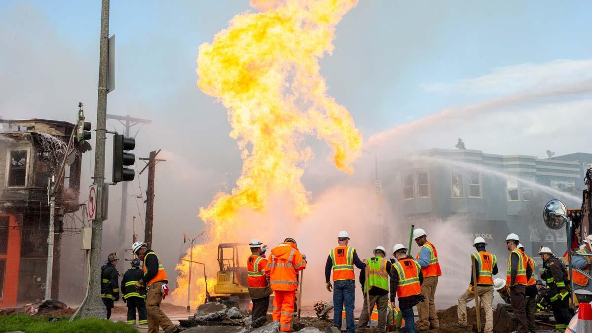 Impresionante fuego por la explosión de una tubería de gas en San Francisco