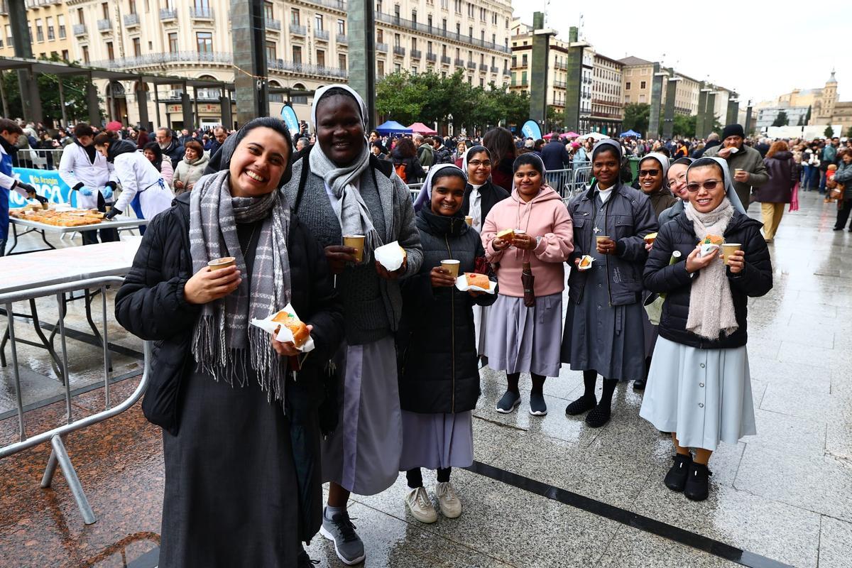 En imágenes | El Periódico de Aragón reparte roscón por San Valero en la plaza del Pilar de Zaragoza