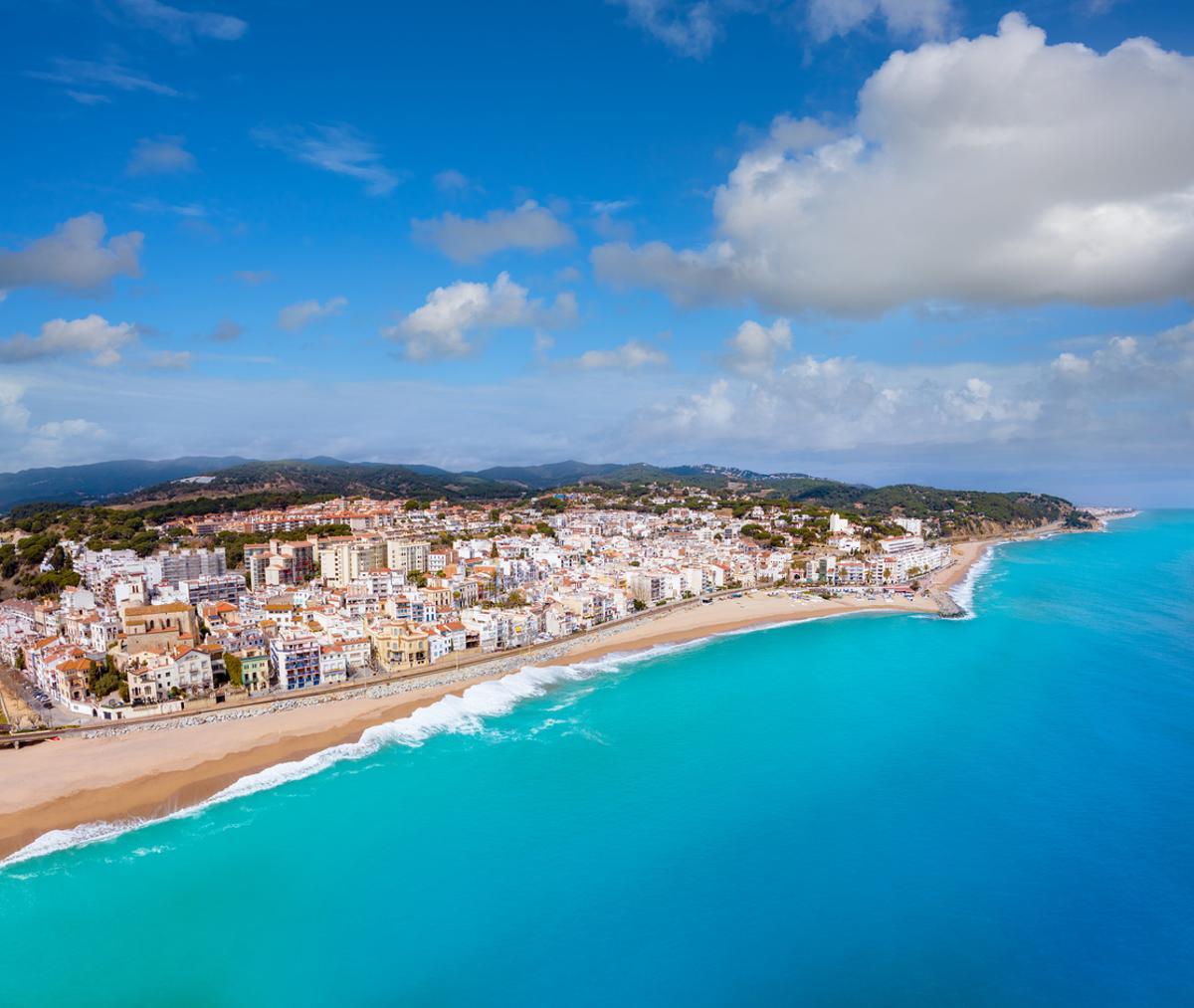 Sant Pol de Mar pueblo de playa skyline aéreo