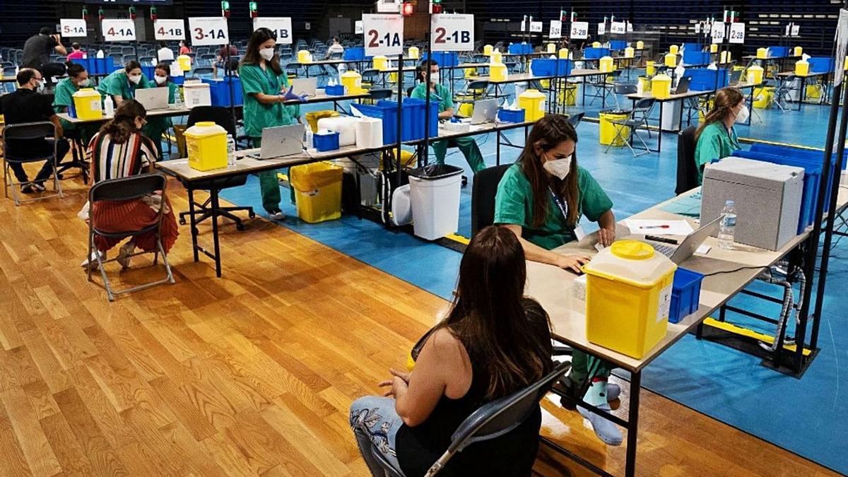 Punto de vacunación en el pabellón Santiago Martín, hace unos días.