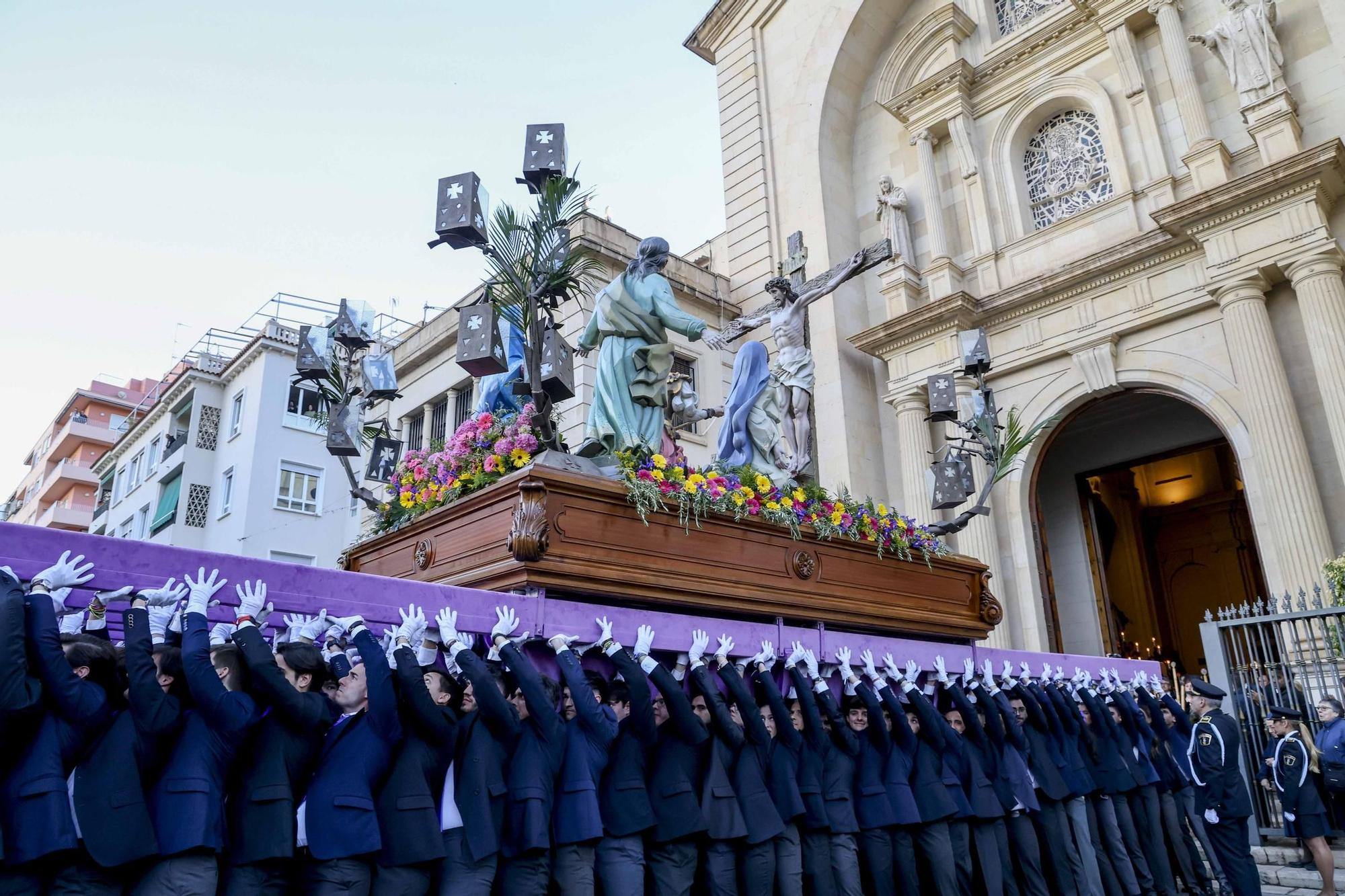 La Hermandad Stabat Mater salió puntual a su cita del Martes Santo en Alicante