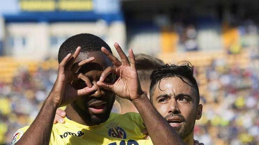 Bakambu celebra el segundo gol del Villarreal.