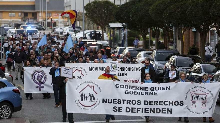 Los manifestantes, ayer por la tarde, en Piedras Blancas.