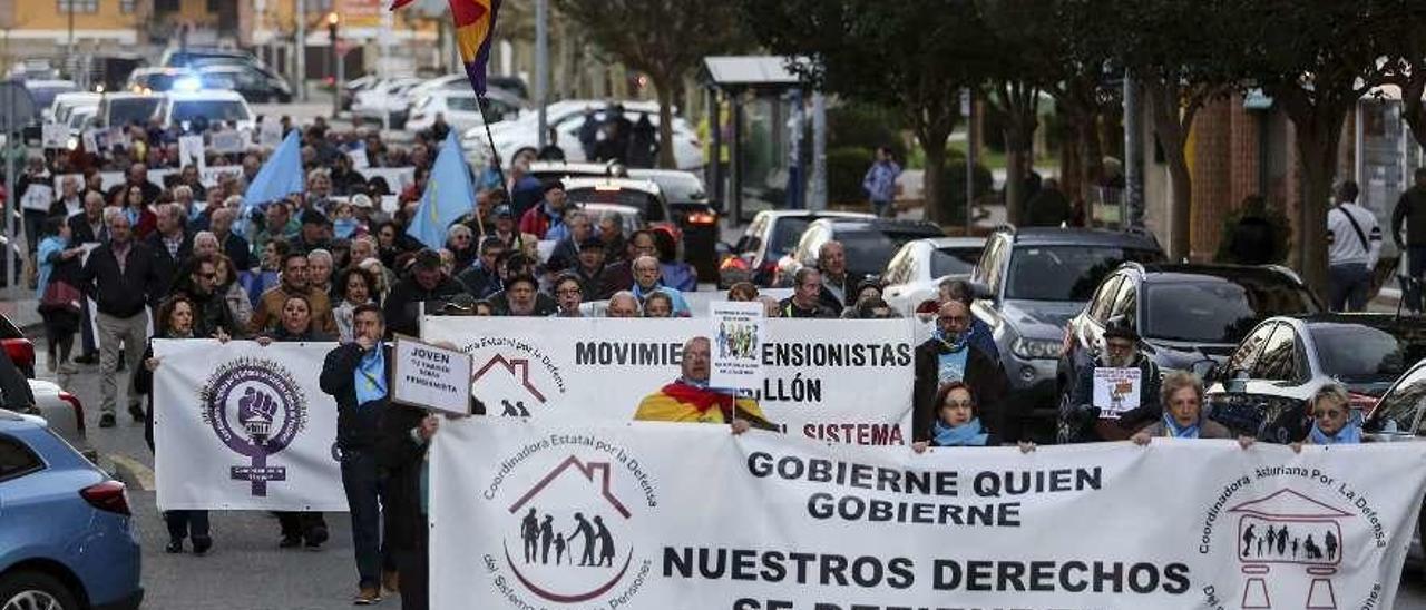 Los manifestantes, ayer por la tarde, en Piedras Blancas.