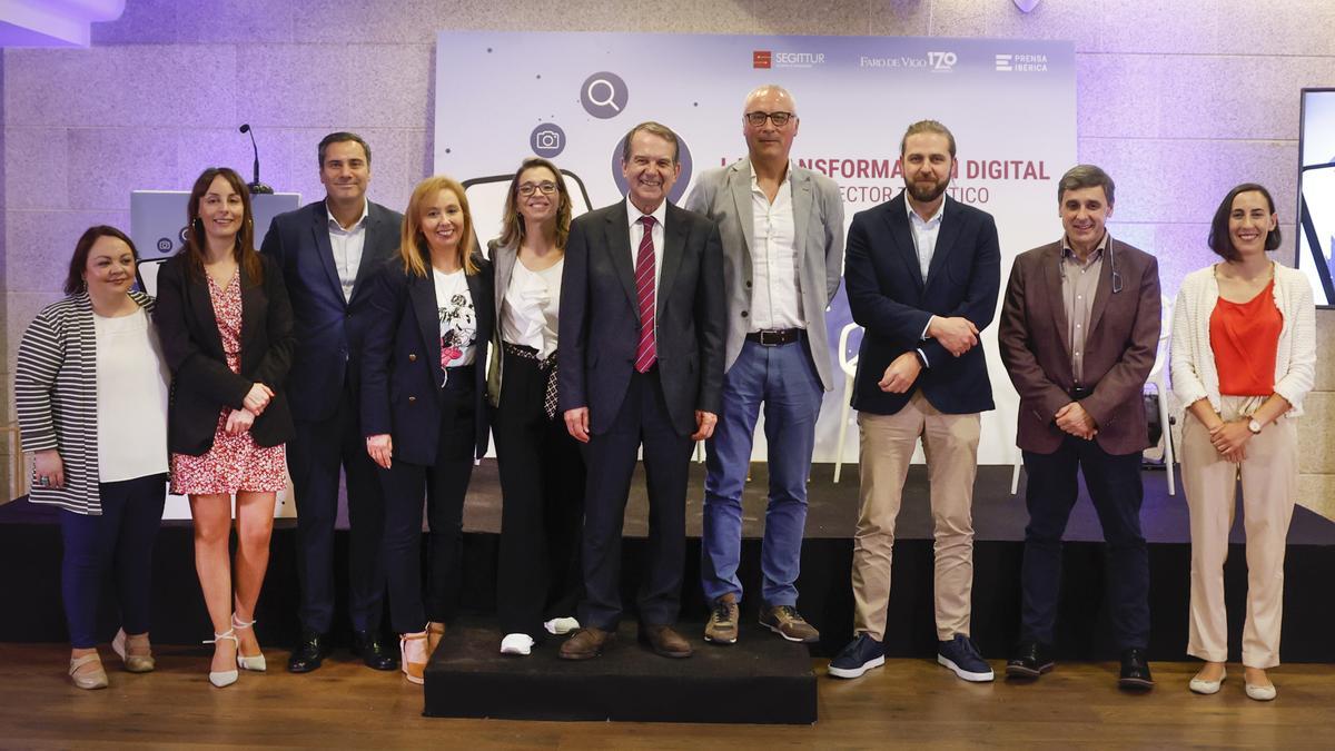 De izda a dcha: Socorro Pernas, ténico de la Mancomunidad del Camino Francés; Fátima Cachafeiro, Gerente de la Mancomunidad  Barbanza Arousa, Luis Rey, director de operaciones de INEO; Beatriz Carballido, gerente de FEPROHOS; Abel Caballero, alcalde de  Vigo; Rogelio Garrido y Jose Carneiro, director y subdirector de FARO; Enrique Martínez, presidente de SEGITTUR y Ana Laura Iglesias, diputada de Tursimo de Pontevedra.