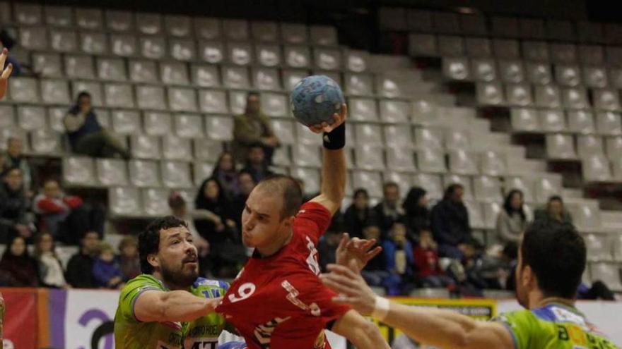 La defensa del Zamora trata de frenar a Adrián Fernández.