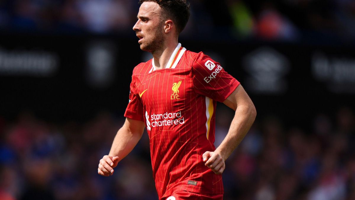 Diogo Jota, del Liverpool, celebra el primer gol de su equipo durante el partido de fútbol de la Premier League inglesa entre el Ipswich Town y el Liverpool en Portman Road.