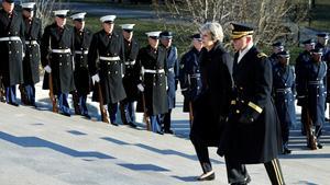 La primera ministra visita el cementerio nacional de Arlington, en Washington.