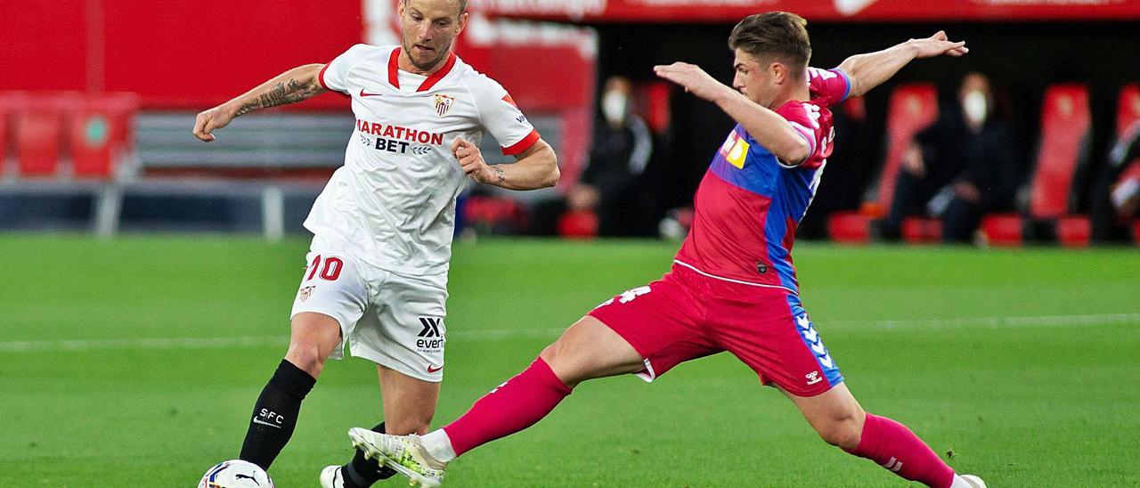 Raúl Guti intenta arrebatarle un balón a Rakitic durante el encuentro del pasado miércoles en Sevilla.