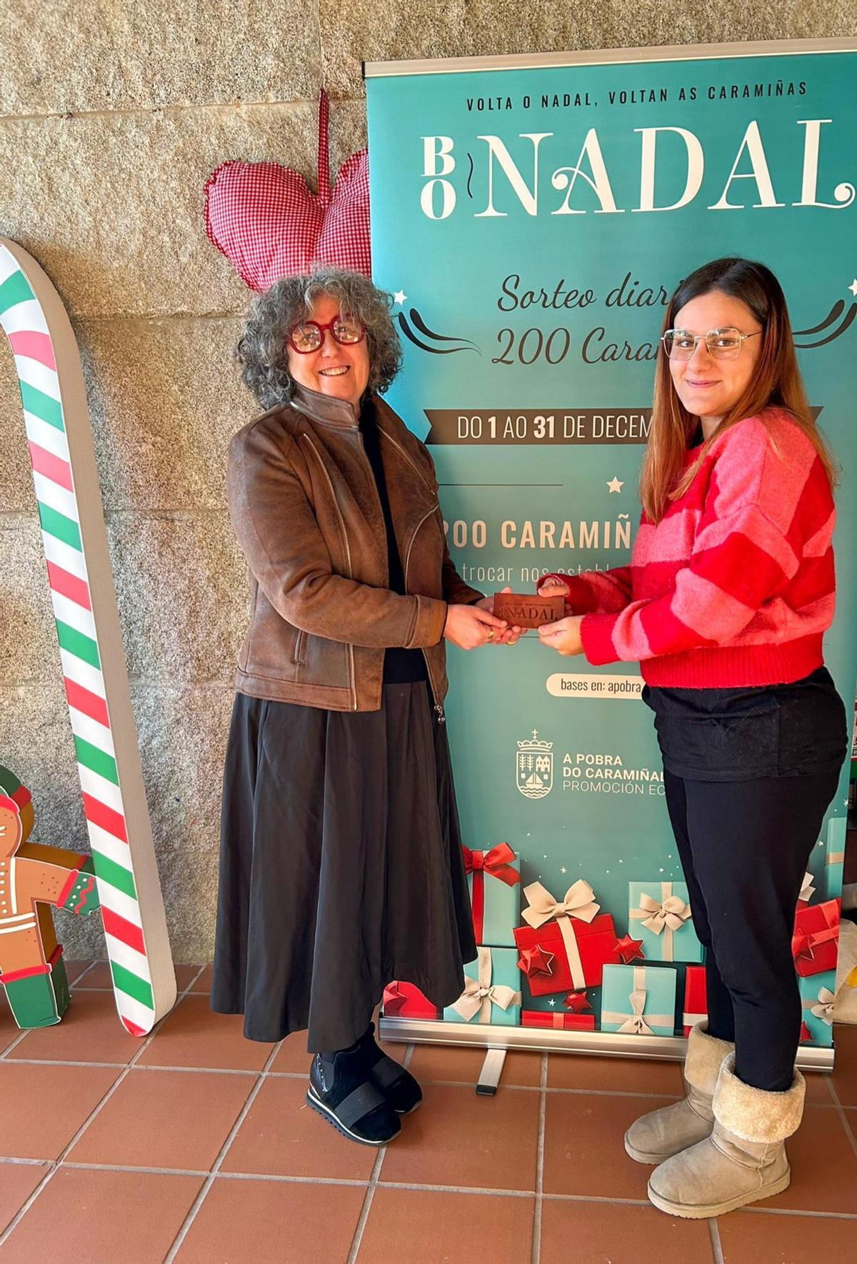 Amparo Cerecedo hizo entrega de las 'caramiñas' a las primeras personas agraciadas Amparo Cerecedo hizo entrega de las 'caramiñas' a las primeras personas agraciadas