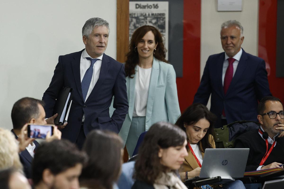 Los ministrs Fernando Grande-marlaska (i), Mónica García y Ángel Vítor Torres.