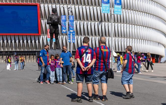 ¡Locura en Bilbao! Miles de aficionados y ambientazo en la fan zone del Barça