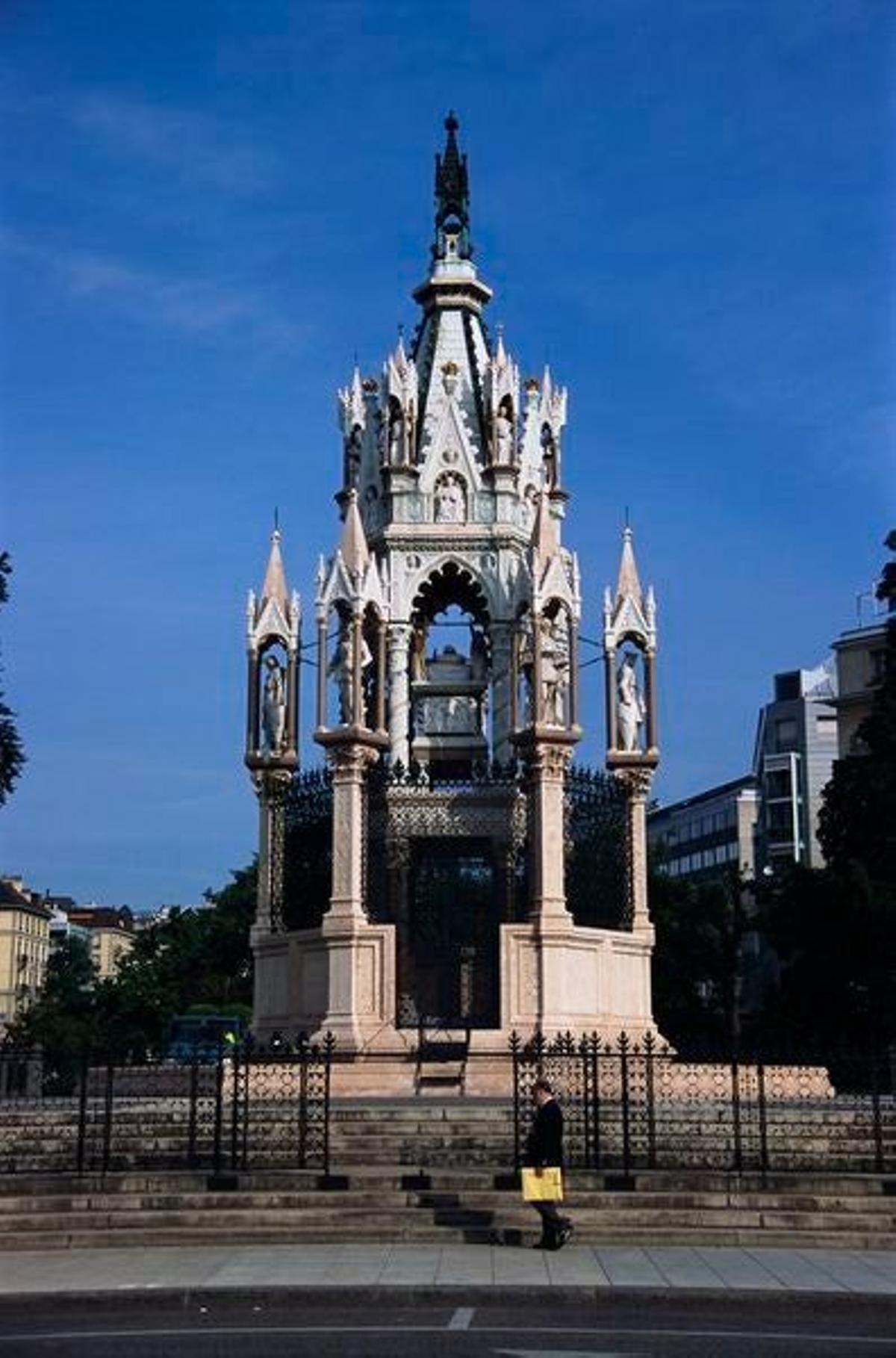 El Duque Carlos II de Brunswick, a quien está dedicado el mausoleo, murió en 1873