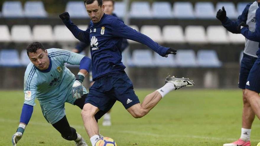 Linares chuta ante la oposición de Alfonso Herrero.