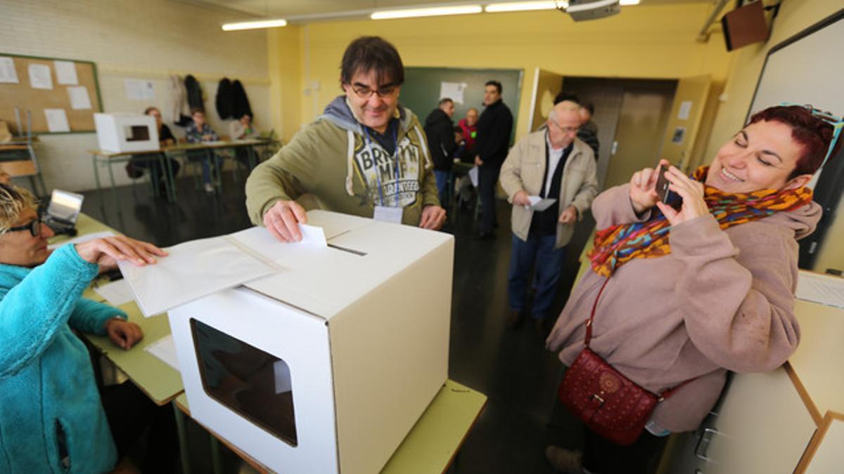 Votaciones el 9N en un instituto en Badalona.