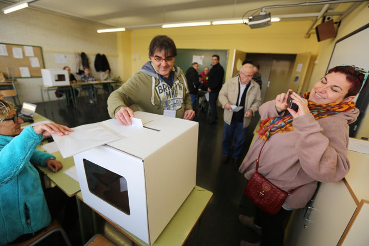 Votacions a l’Institut Enric Borras, a Badalona.