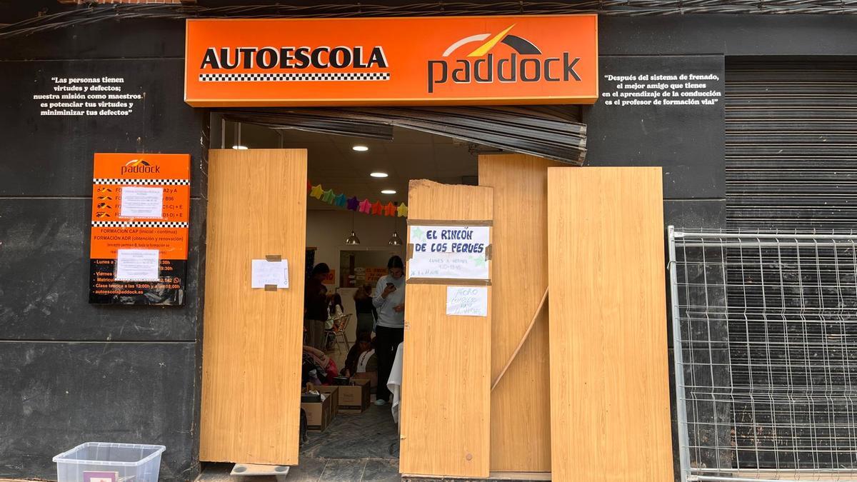 La autoescuela Paddock de Paiporta acoge estos días una escoleta improvisada.