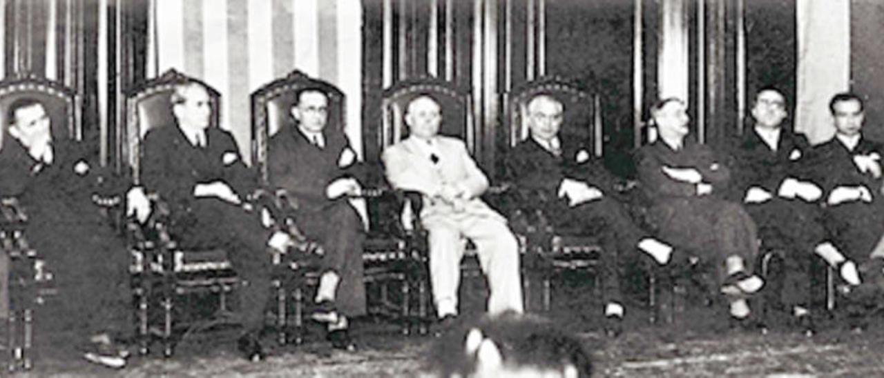 Constitución do Consello de Galicia en Montevideo, bajo la presidencia de Castelao y a su lado Elpidio Villaverde, Ramón Suárez Picallo y Antón Blanco Ríos, además de otros políticos del año 1944. // Cedida