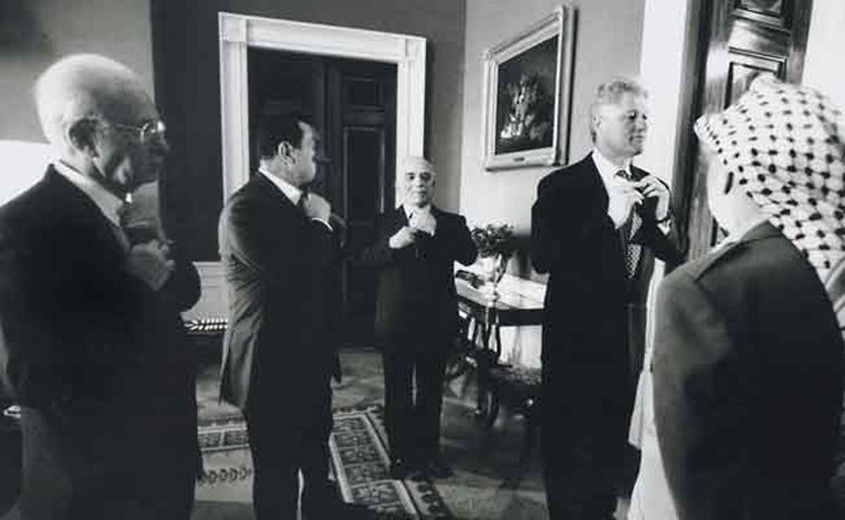 El entonces presidente de EEUU, Bill Clinton; el primer ministro israelí, Isaac Rabin; el presidente de Egipto, Hosni Mubarak y el rey Hussein de Jordania, se ajustan sus corbatas bajo la atenta mirada del líder palestino, Yasir Arafat. La foto fue tomada tras las firma de un acuerdo entre palestinos e israelís en septiembre de 1995.
