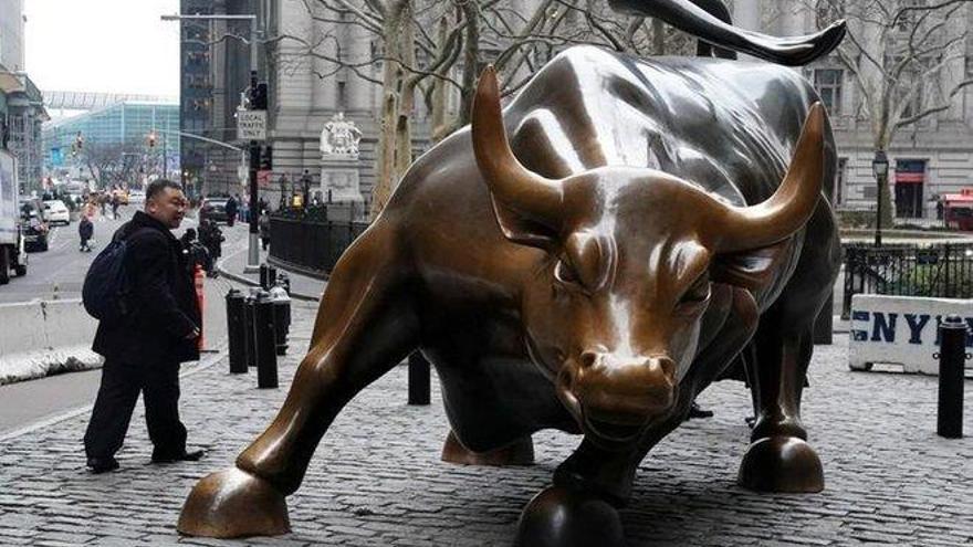 Autoridades de Nueva York analizan cambiar de lugar al &quot;toro de Wall Street&quot;