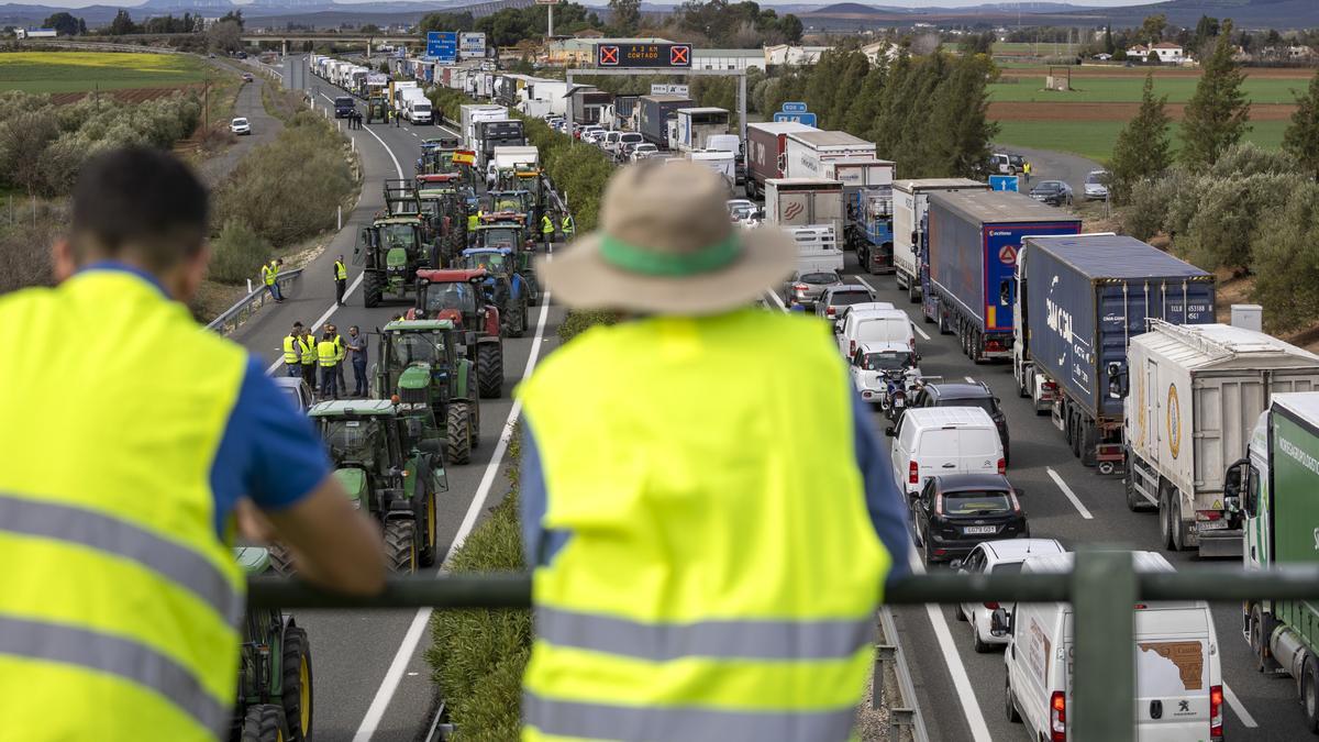 Un millar de agricultores con tractores protestan en Málaga y cortan vías como la A-92