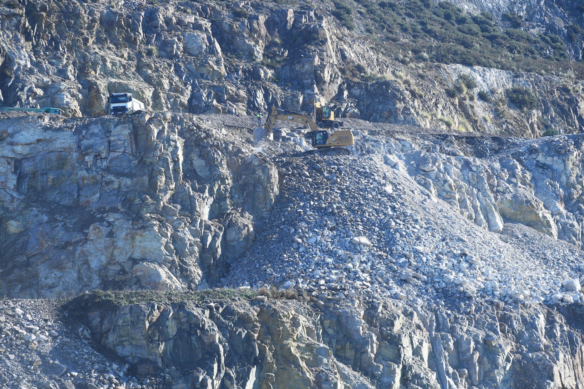 El tren a Langosteira avanza con la primera voladura en un túnel