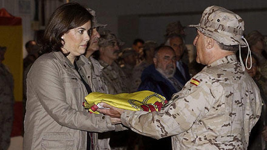 Sáenz de Santamaría recibe la bandera del coronel García Parra.