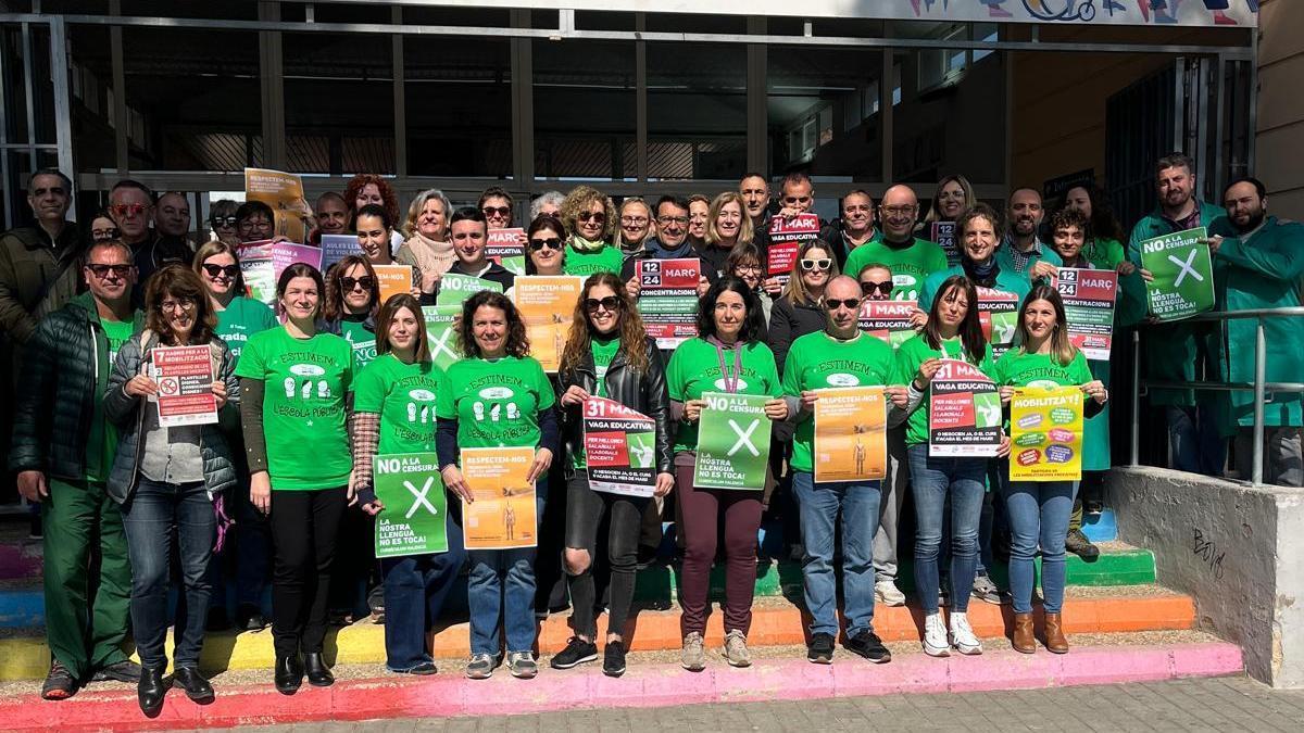 Los profesores de Alicante se movilizan frente a los centros para reclamar mejores condiciones laborales