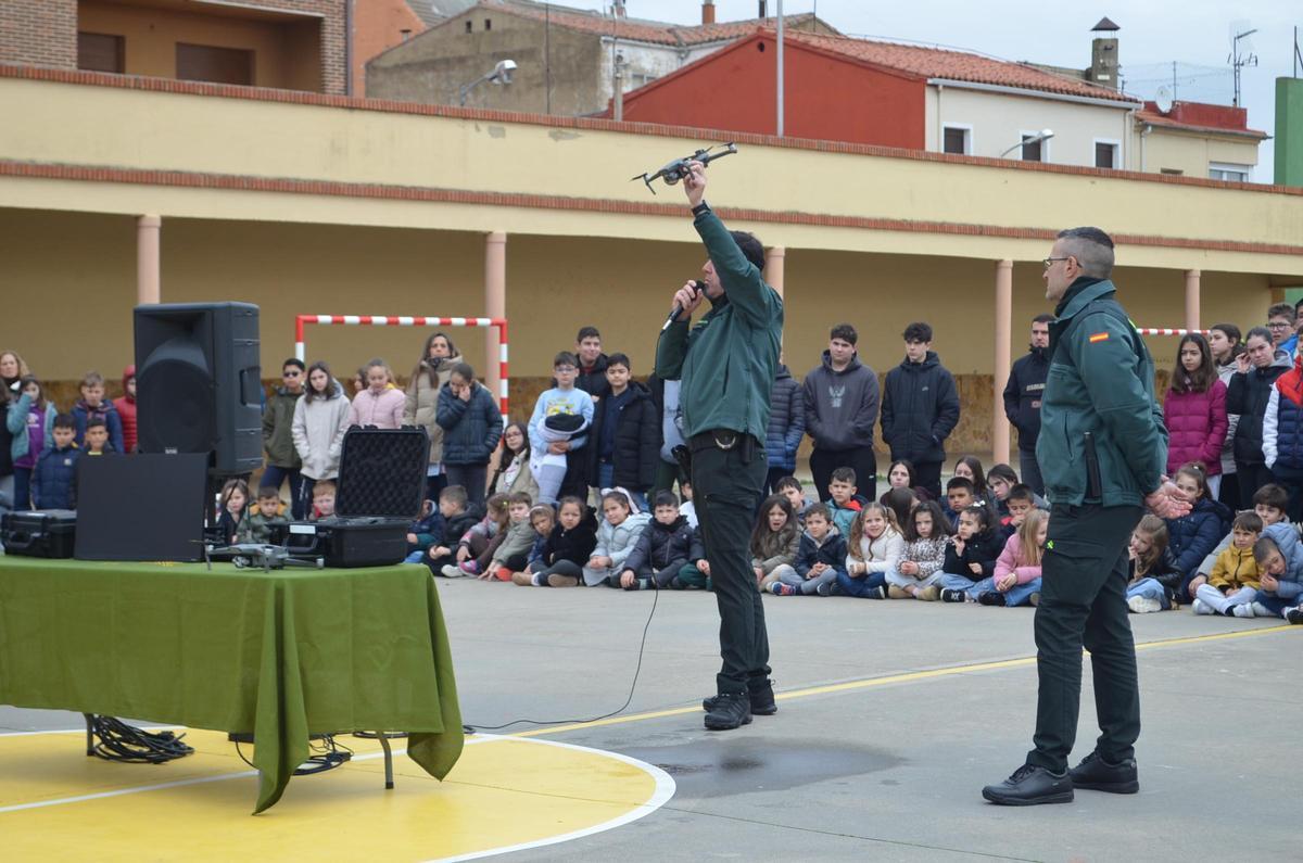 El equipo Pegaso muestra uno de los drones de los operativos.