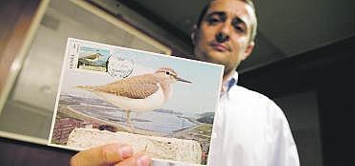 David Díaz, de Mavea, muestra el sello dedicado a la charca de Zeluán.