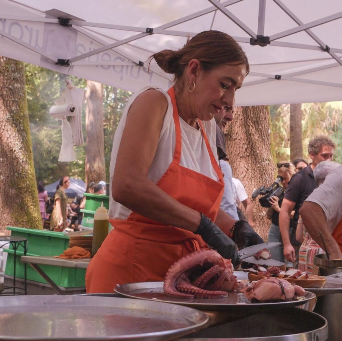 Una pulpeira, en la última edición de la popular fiesta de O Carballiño. | ROI CRUZ