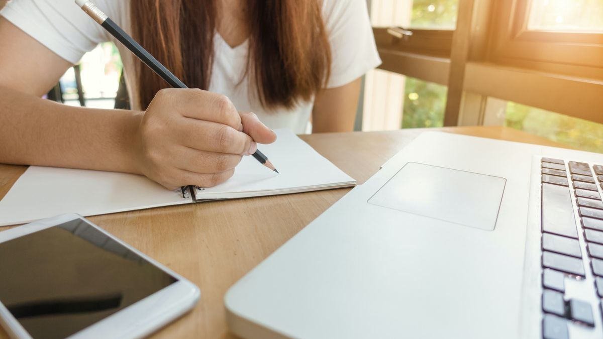 Una alumna estudiando