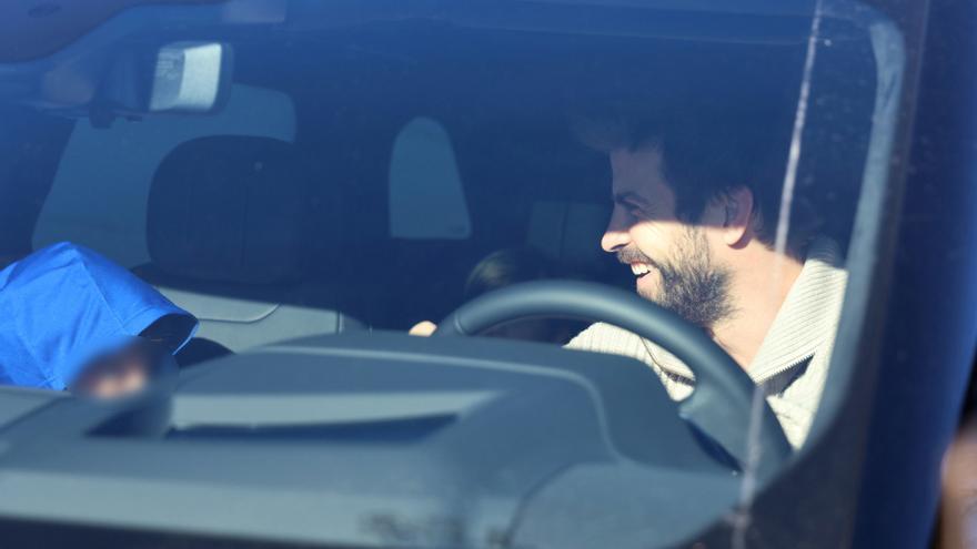 Gerard Piqué, llegando de lo más sonriente a la casa de Shakira con sus hijos Milan y Sasha.