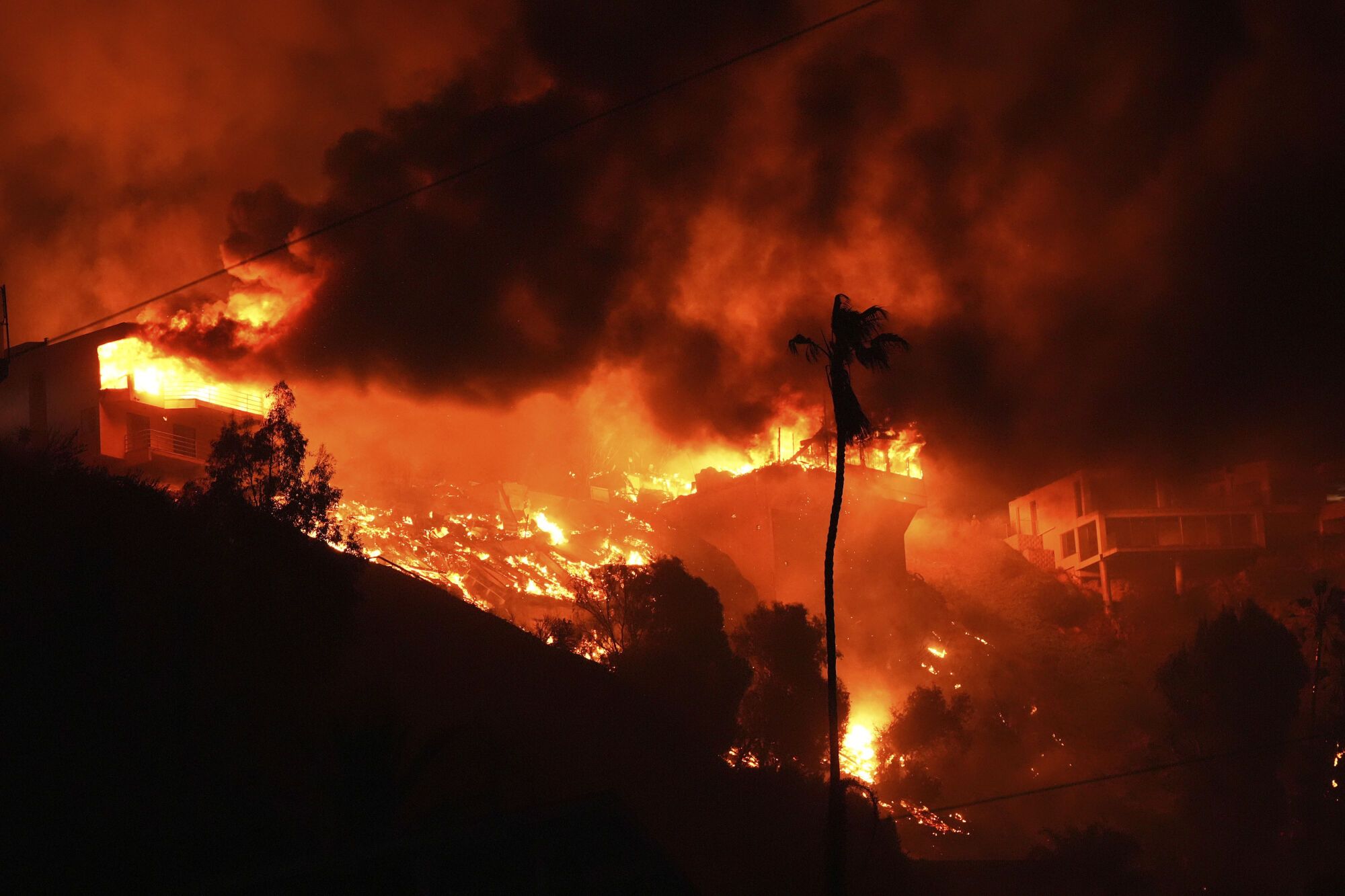 The Palisades Fire burns homes on a hilltop in the Pacific Palisades neighborhood of Los Angeles, Wednesday, Jan. 8, 2025. (AP Photo/Mark J. Terrill) associated Press / LaPresse Only italy and Spain. EDITORIAL USE ONLY/ONLY ITALY AND SPAIN