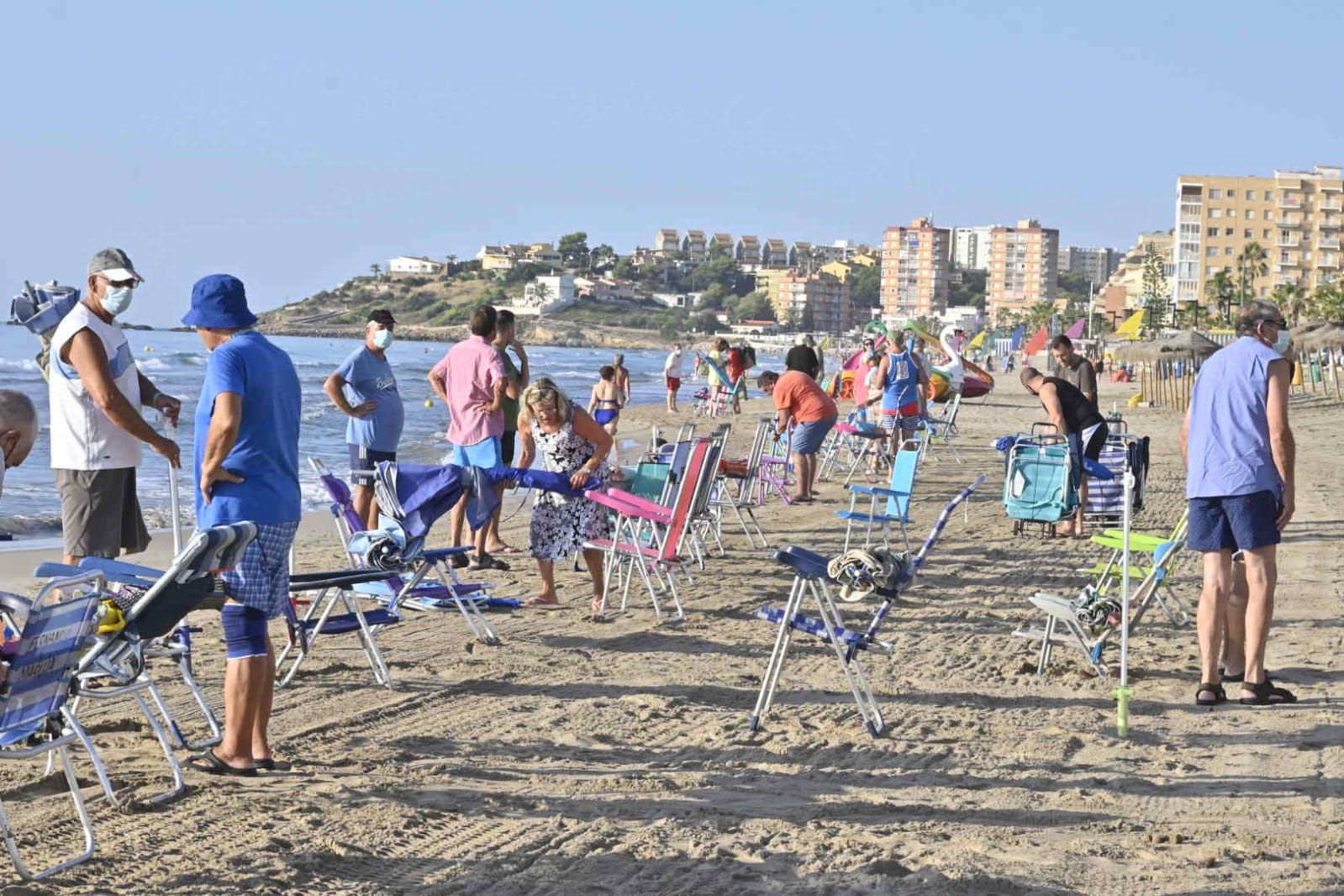 Los agentes actúan para evitar que los usuarios reserven primera línea de playa con las sombrillas