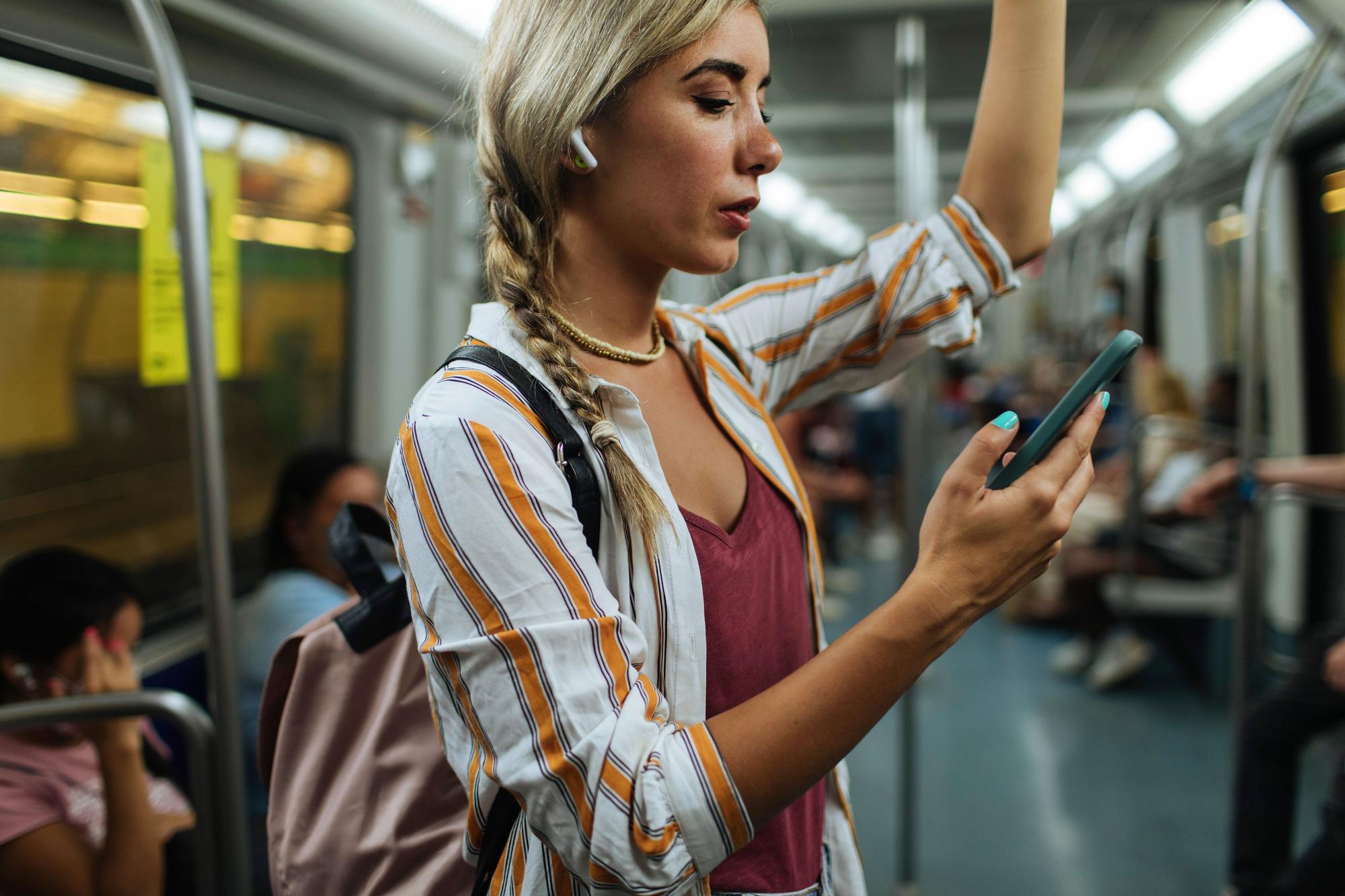 Ponerse una camisa, la solución para minimizar el acoso en el metro.