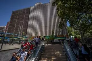 Inquietud en La Verneda por la retirada de una gran placa de amianto frente al metro de La Pau