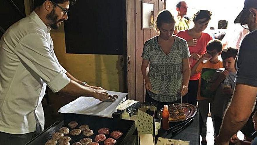 Una visita guiada a una granja de Saga complementada amb una degustació de carn ecològica