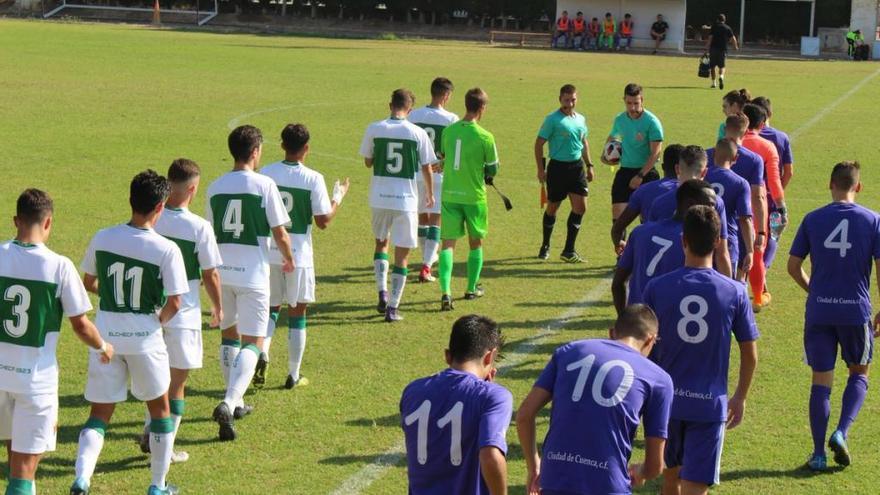 Los jugadores del Elche Juvenil A saliendo al terreno de juego