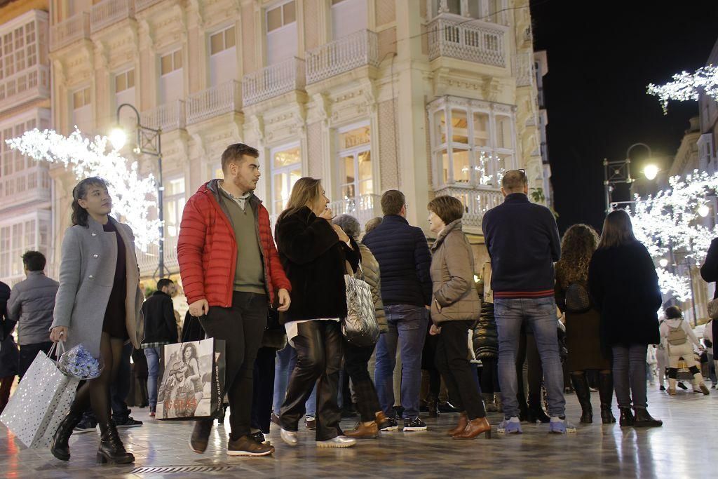 La 'Shopping Night' navideña seduce a los compradores de Cartagena
