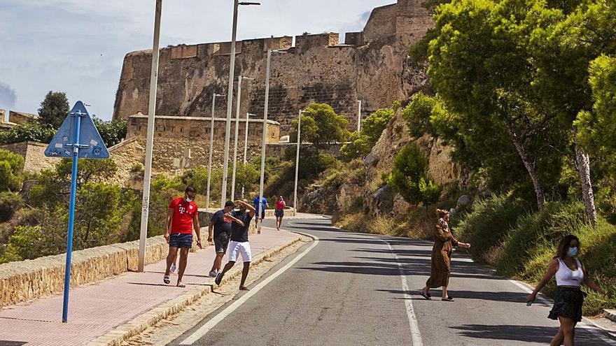 El acceso al Castillo de Santa Bárbara, hoy por hoy, hay que hacerlo andando. | MANUEL R. SALA / RAFA ARJONES