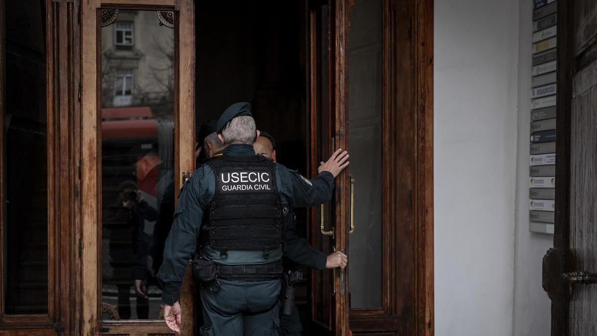 Agentes de la Guardia Civil entran en la sede de Forestalia en Zaragoza, el pasado 3 de marzo.