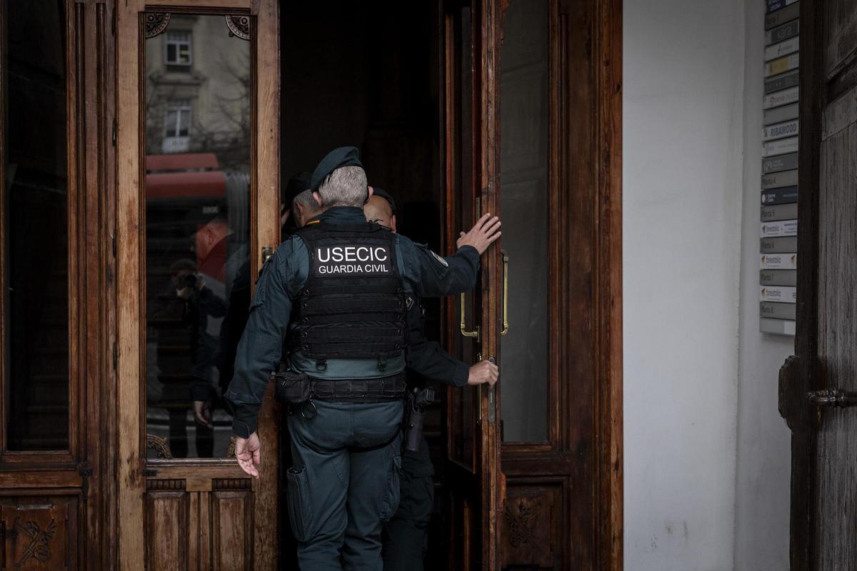 Agentes de la Guardia Civil entran en la sede de Forestalia en Zaragoza, el pasado 3 de marzo.